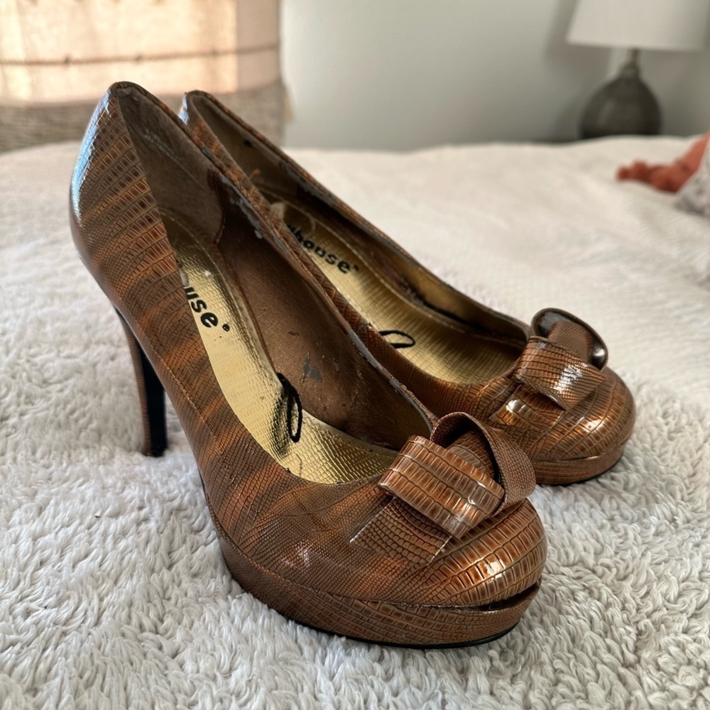 Dollhouse Women's Size 7.5 Castaway Platform Pump Heel Brown Embossed With Bow